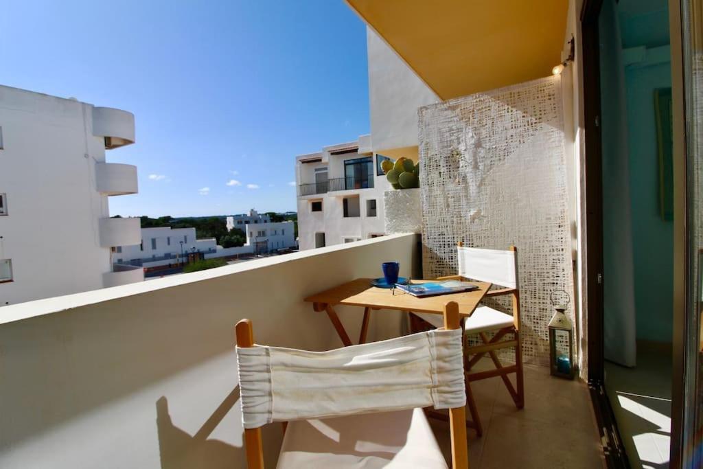 Agradable Apartamento Con Terraza En Formentera Es Pujols Eksteriør billede